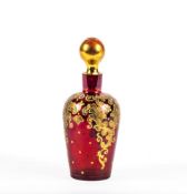 Parfumflakon , Frankreich um 1900Rubinrotes Glas mit Goldemail bemalt. Runder sich zur Schulter