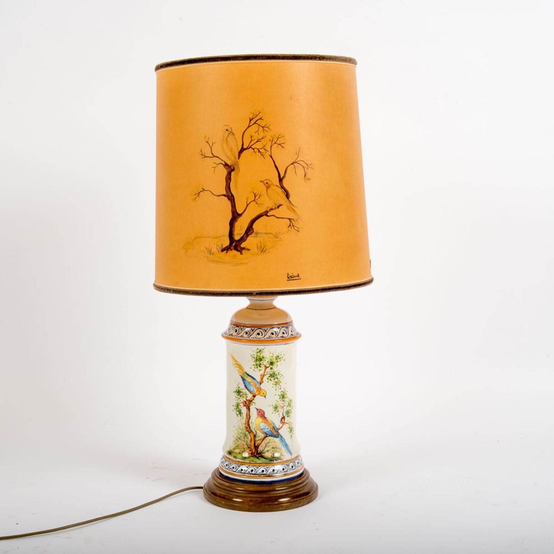 TischlampeLampenfuß aus Keramik polychrom bemalt, Sockel und Lampenschirm signiert und mit Vogelpaar