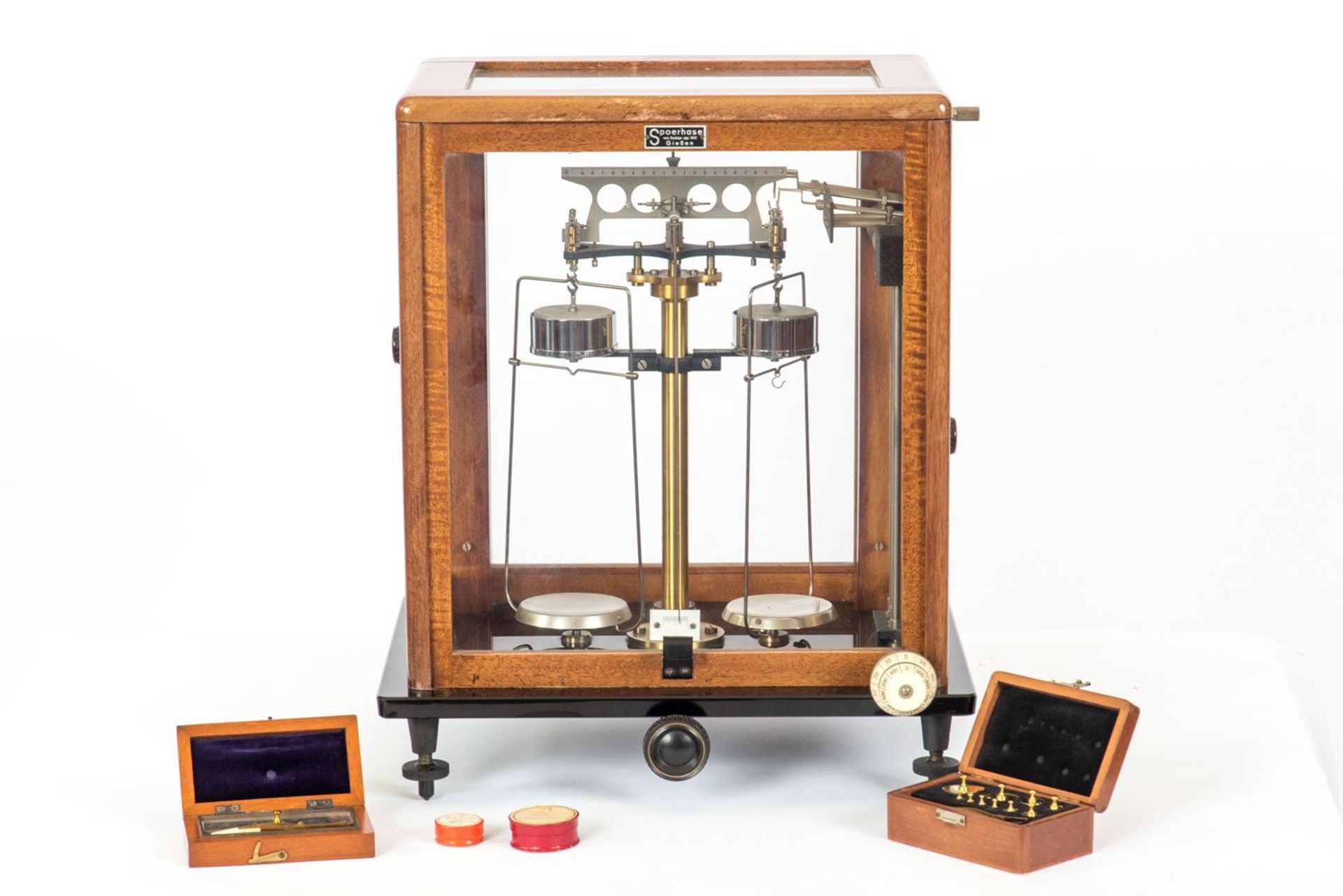 Präzisionswaage/Analysenwaage Hersteller -Spoerhase-Allseitig verglastes Holzgehäuse. Hochschiebbare