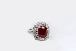 Brillantring18 ct. Weißgold. Ring gefasst mit einem Lead-Glass Filled Ruby von 8,88 ct. gefasst