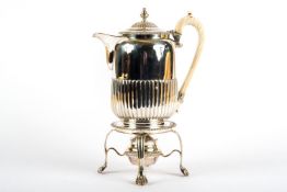 Teekanne mit Rechaud, London 1817 Silber. Auf vier Tatzenfüßen mit geschwungenen Beinen unten