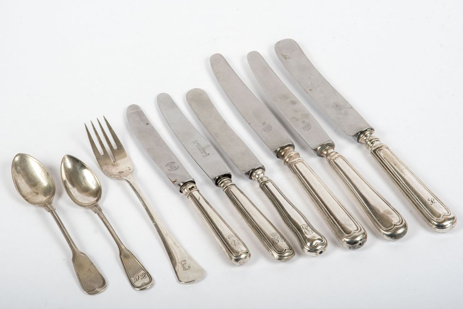 Restbesteck (9 Teile)Silber bestehend aus 6 Messern mit Augsburger Faden, Gabel (Fischbesteck) und 2