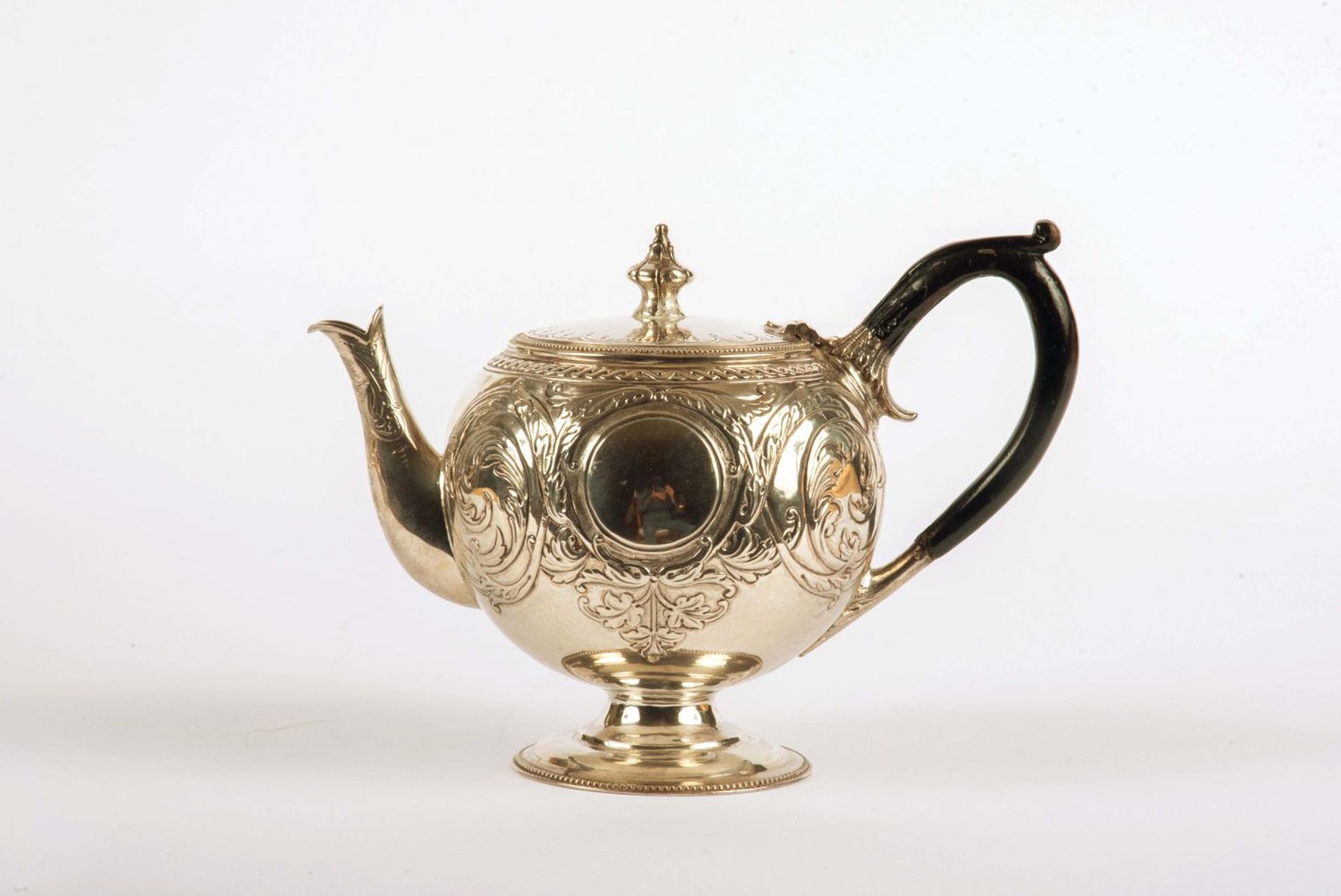 Teekanne, Chester 1837Sterling-Silber. Runder Stand kugelförmiger Korpus. Wandung mit offener