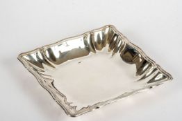 Schale , Dresden 800 er Silber. Quadratische schlichte Form, glatter Spiegel geschweifter