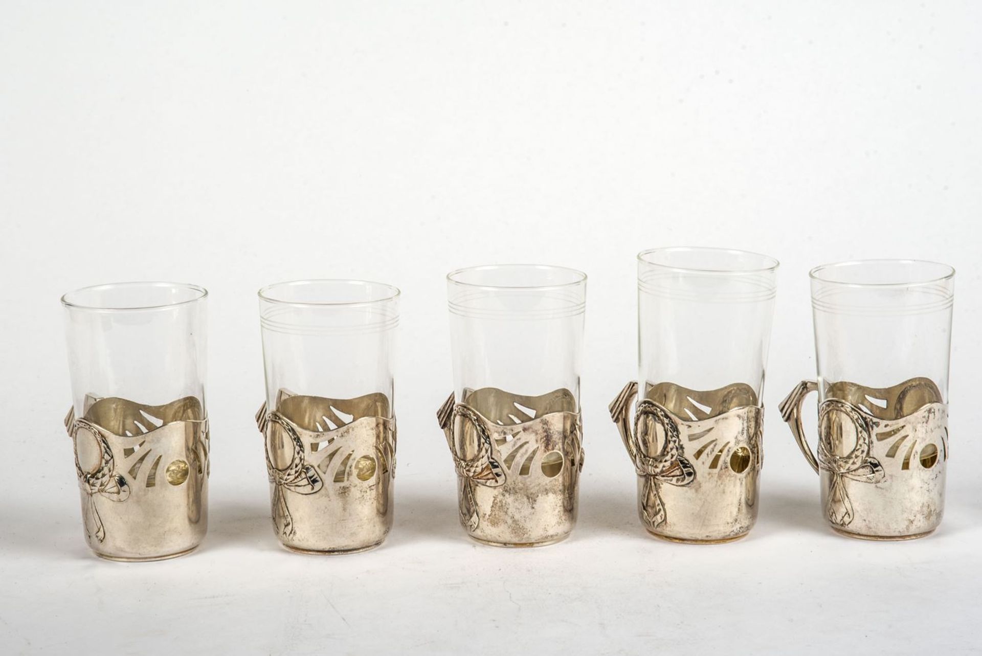 5 Teeglashalter, Wien 19 Jh.800 er Silber. Runder zylindrischer Korpus, beidseitig durchbrochen
