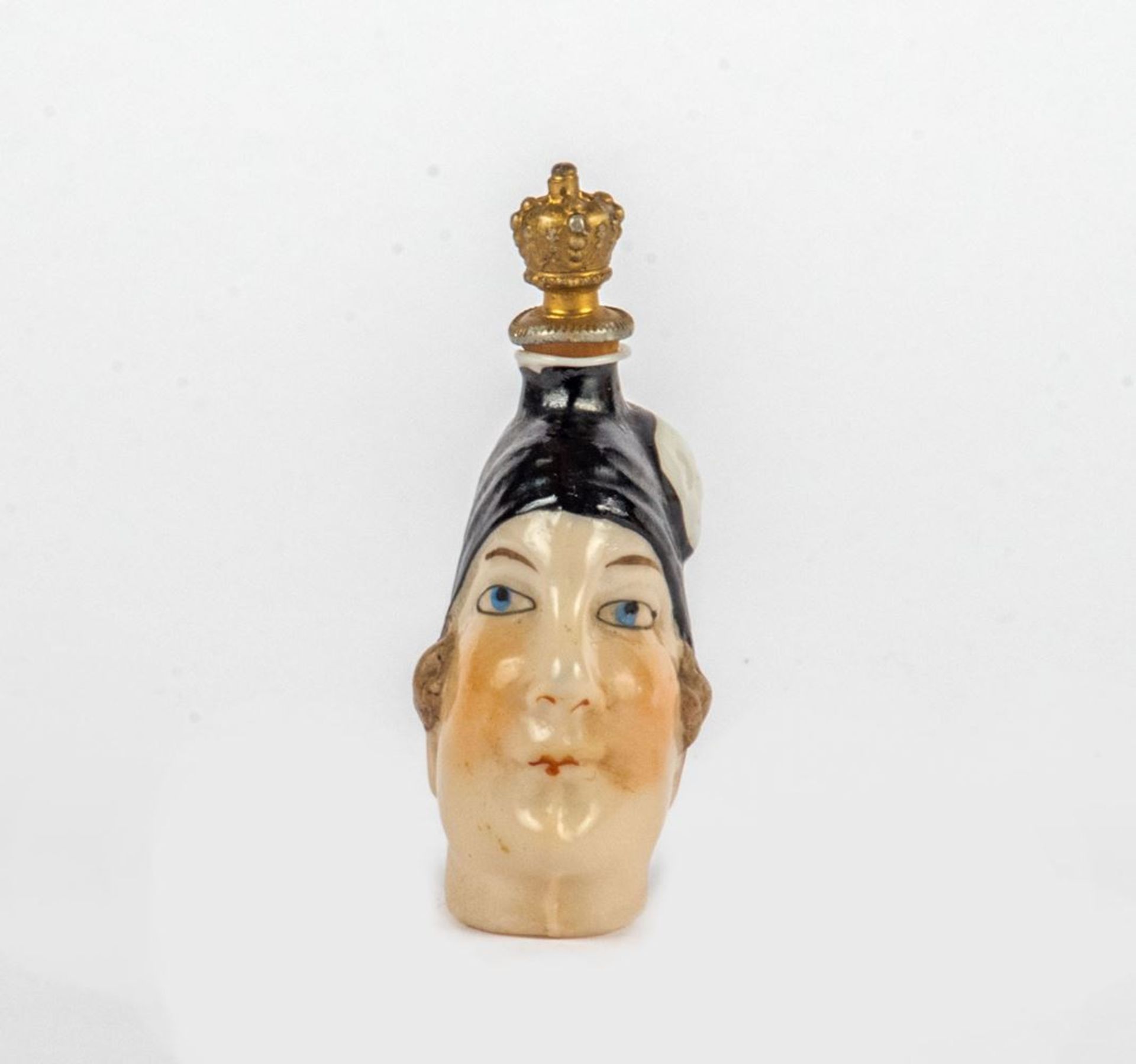 Flakon in Form eines FrauenkopfesPorzellan farbig staffiert, Stöpsel als Krone. H.: 6,5 cm. - Bild 2 aus 2
