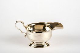 Sauciere London 1925Sterling Silber. Ovaler Stand, mehrfach getreppter Fuß, glatter