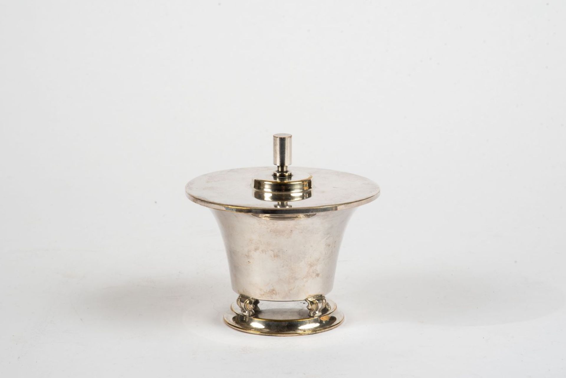 ART DECO Deckeldose , W M FVersilbert. H.: 11 cm, Durchm.: 11, 5 cm.