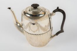 Englische Kaffeekanne, Sheffield 1883925 er Silber. Ovaler Stand, godronierte Form. Herst.Z. ,