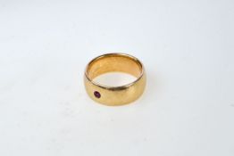 Bandring mit Rubin, 585 GGBreite Ringschiene mittig mit Rubin. RG 68. Gelbgold.