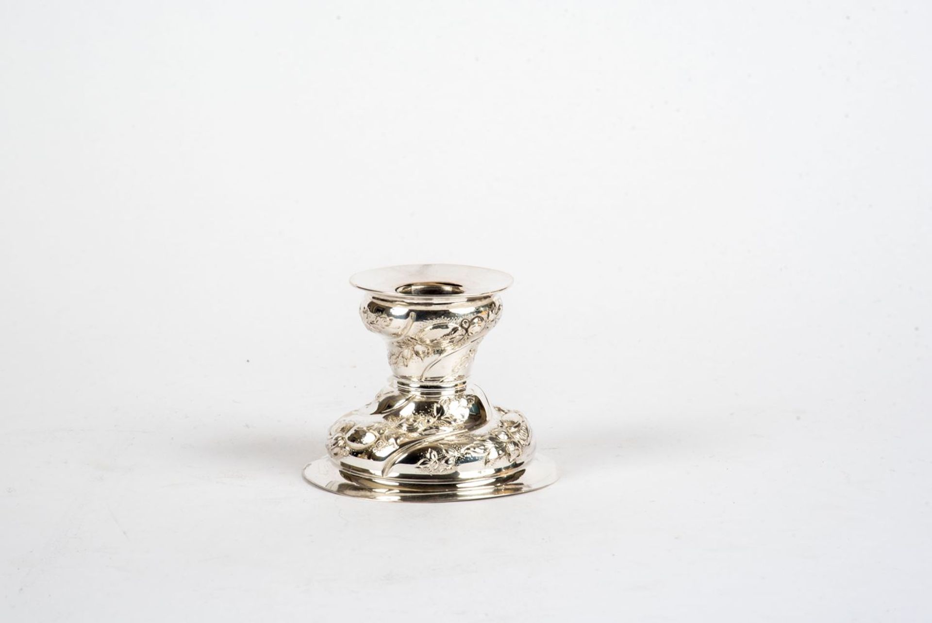 Tischleuchter800er Silber. Glockenförmiger Fuß mit vertikaler Blütenbordüre in den Leuchterschaft