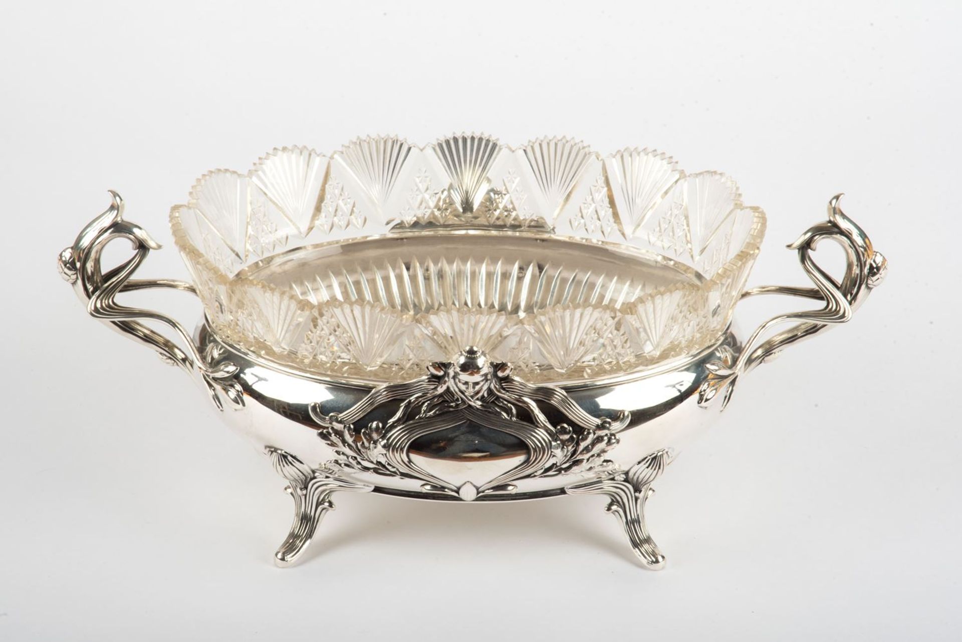 Jugendstil-Jardiniere Koch & Bergfeld um 1900800 er Silber. Auf vier floral reliefierten Füßen - Bild 2 aus 5