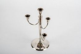 Art Déco-Leuchter um 1930830 er Silber. Herst.: Wilkens & Söhne, Bremen. H.: 31,5 cm, Gew.: 360 g.