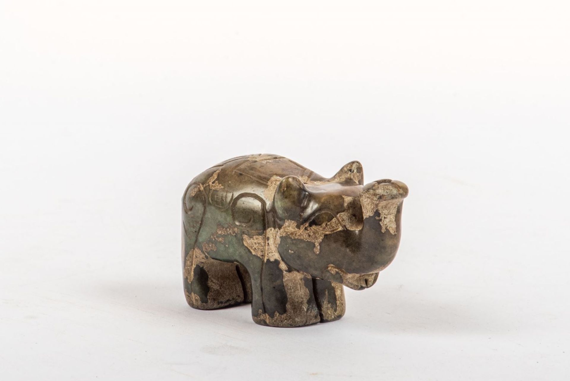 Kleiner Elefant, ChinaGrüne Jade. H.: 4 cm, B.: 8 cm.