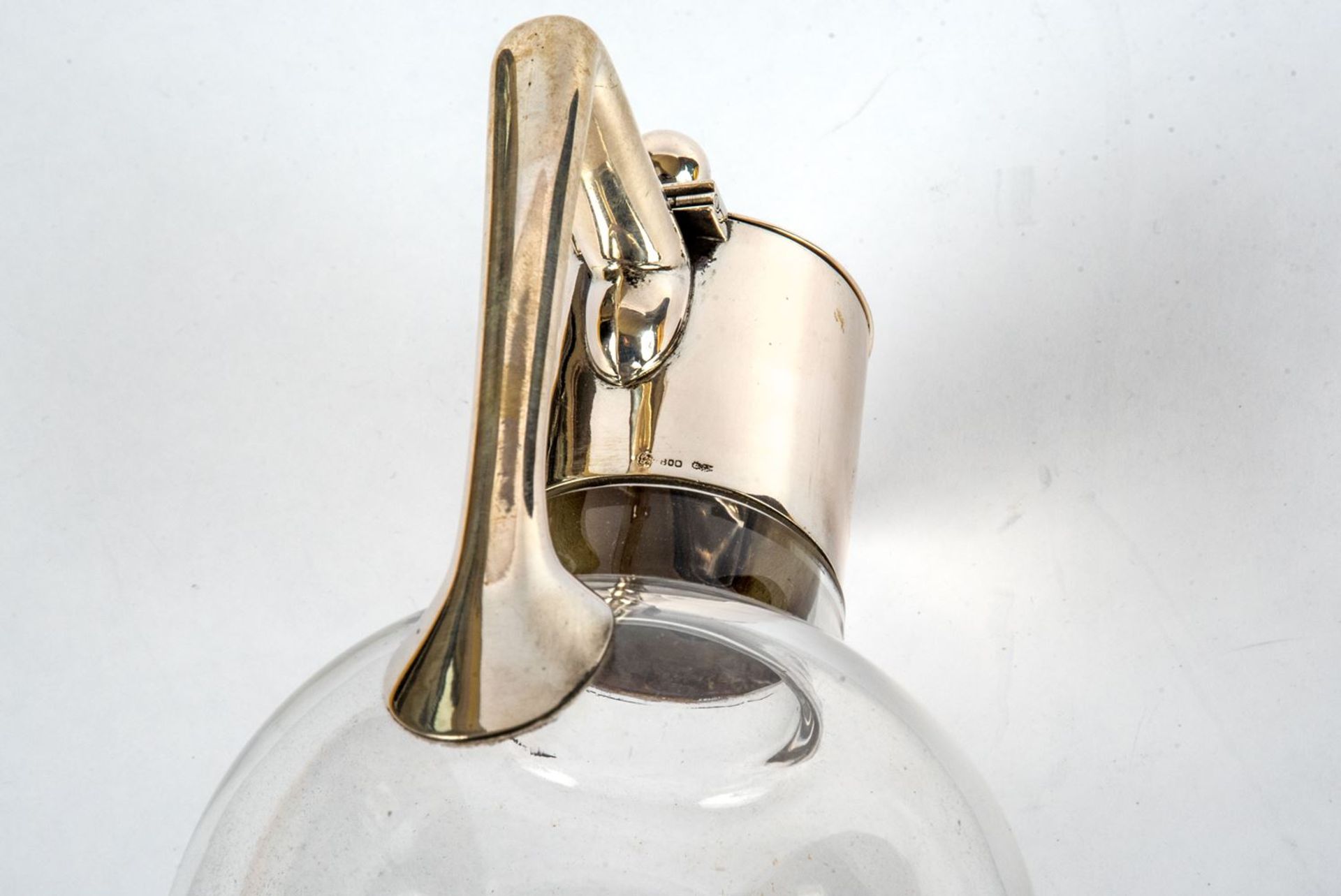 Karaffe Farbloses Glas, Stand mit Sternschliff . Gebauchter Korpus, hoher schlanker Hals mit 800 - Image 2 of 2