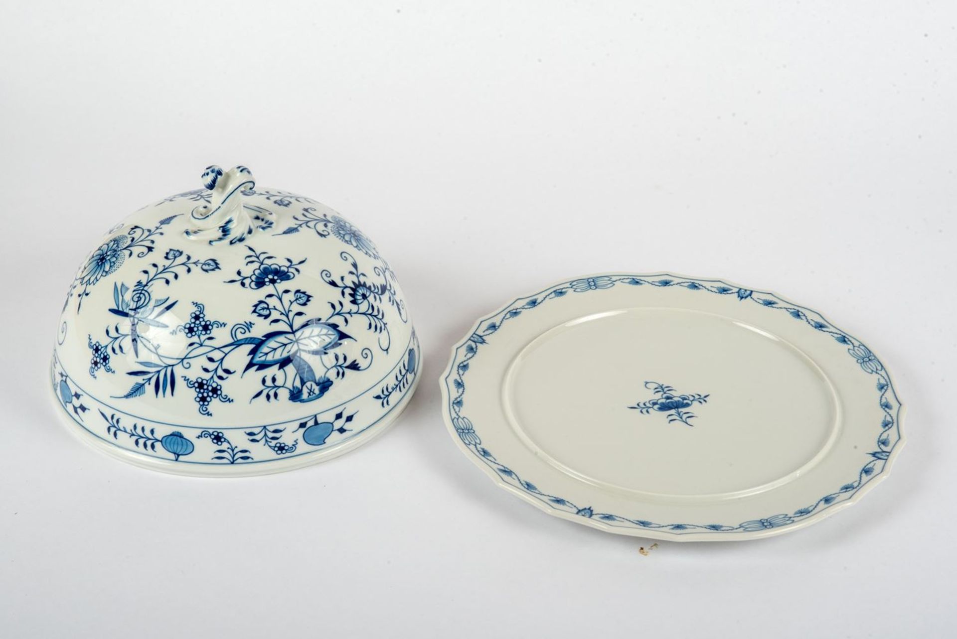 Speiseglocke mit Teller, Meissen ZwiebelmusterUnterglasur blau bemalt. Platte Durchm.: 32,5 cm, - Bild 2 aus 3