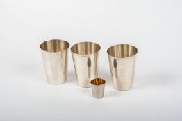 Drei Becher , Wilkens Bremen835 er Silber. Ein Becher monogrammiert "HR" unter dem Stand datiert