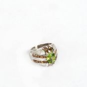 Peridot-Cocktailring18 ct. Weißgold. Peridot 2,71 ct., Fancy 3,81 ct. RG 55.