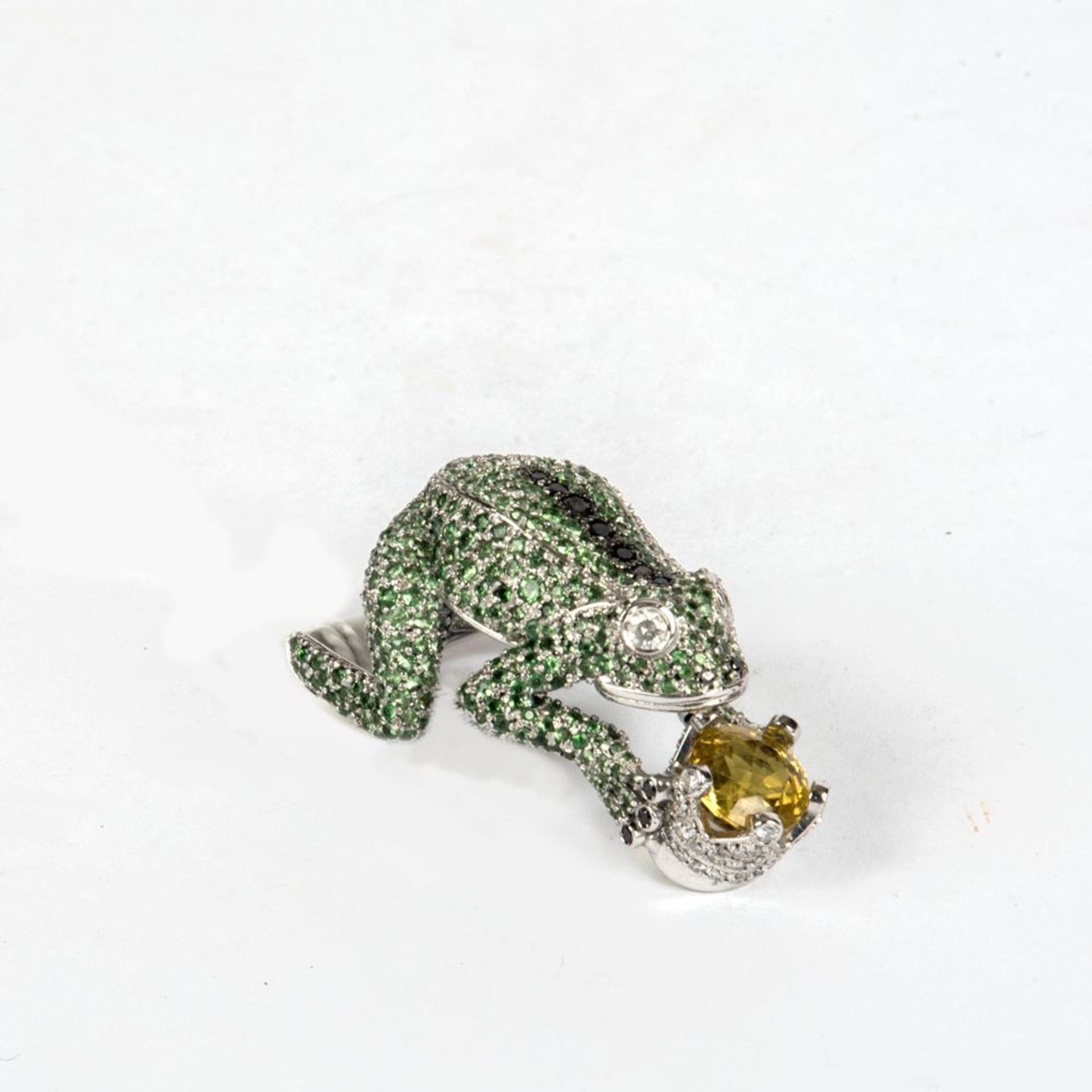 Außergewöhnlicher Ring mit Frosch und Krone14 ct. Weißgold. Tsavorite ca. 5 ct., Brillanten weiß 0, - Bild 2 aus 2