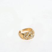 Brillantring18 ct. Gelbgold. Breite Ringschiene mittig mit tropfenförmigem Brillant. RG 59.