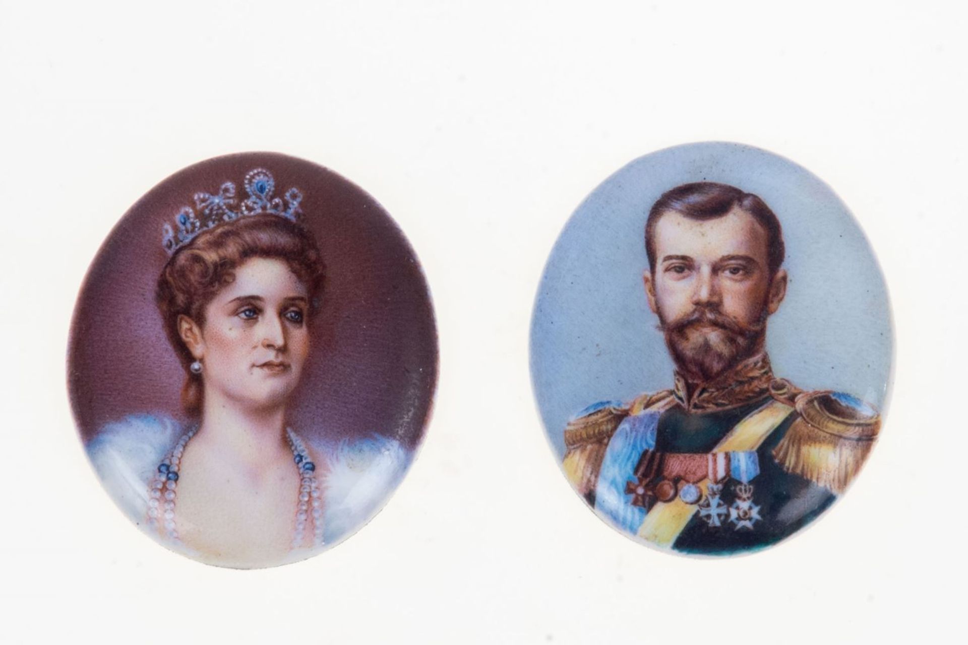 Miniaturmaler Porträt Zar Nikolaus II und Zarin Maria FjodorownaFarbig bemalt und emailliert. H.: