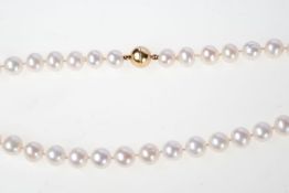 ZuchtperlenketteKette mit 40 Perlen von ca. 9,5 - 10 mm. L.: 45 cm. Verschluß der Firma Langer,