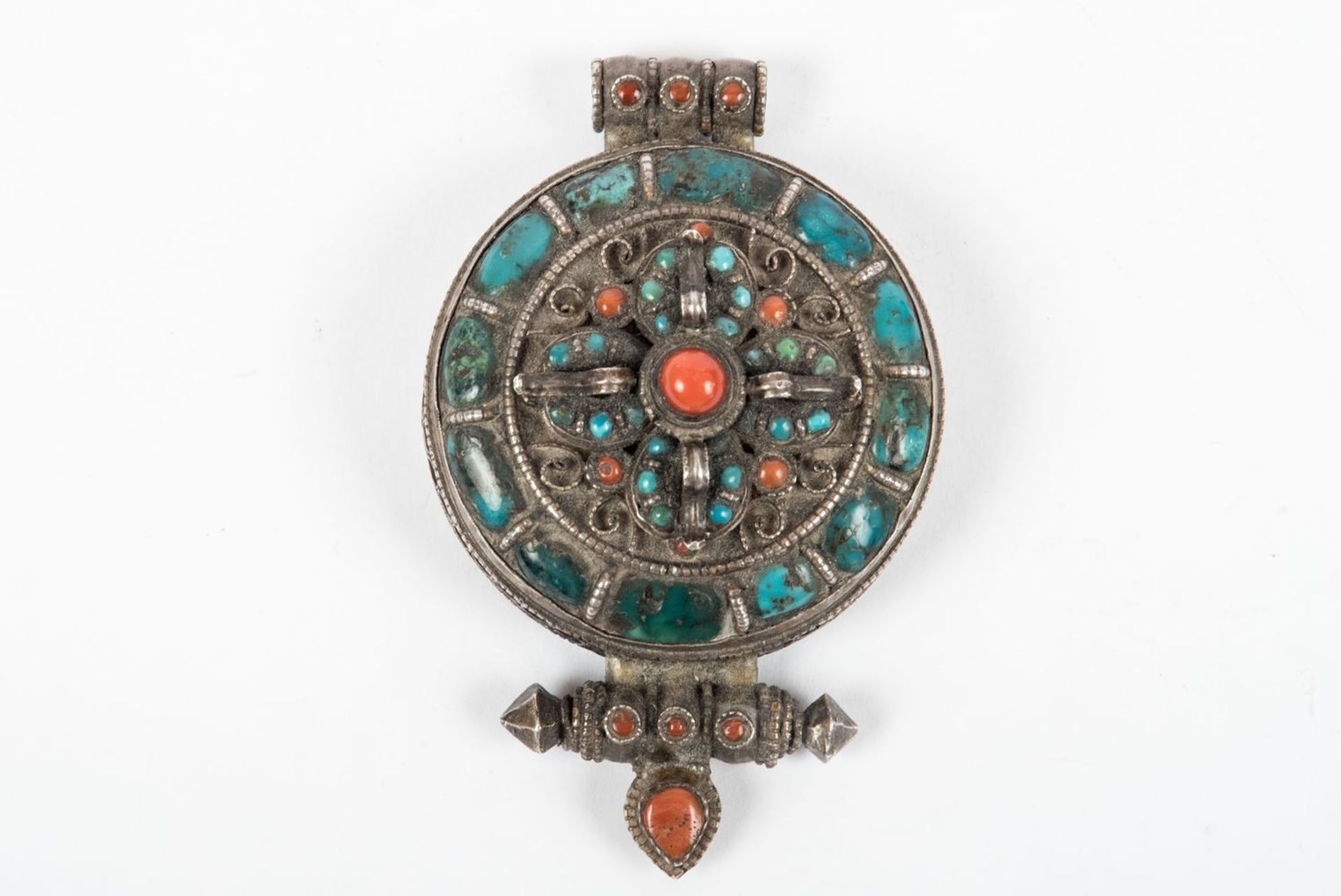 Amulett TibetRunde Form , Vorderseite filigran mit Türkis und Koralle. Rückseitig zum Öffnen.