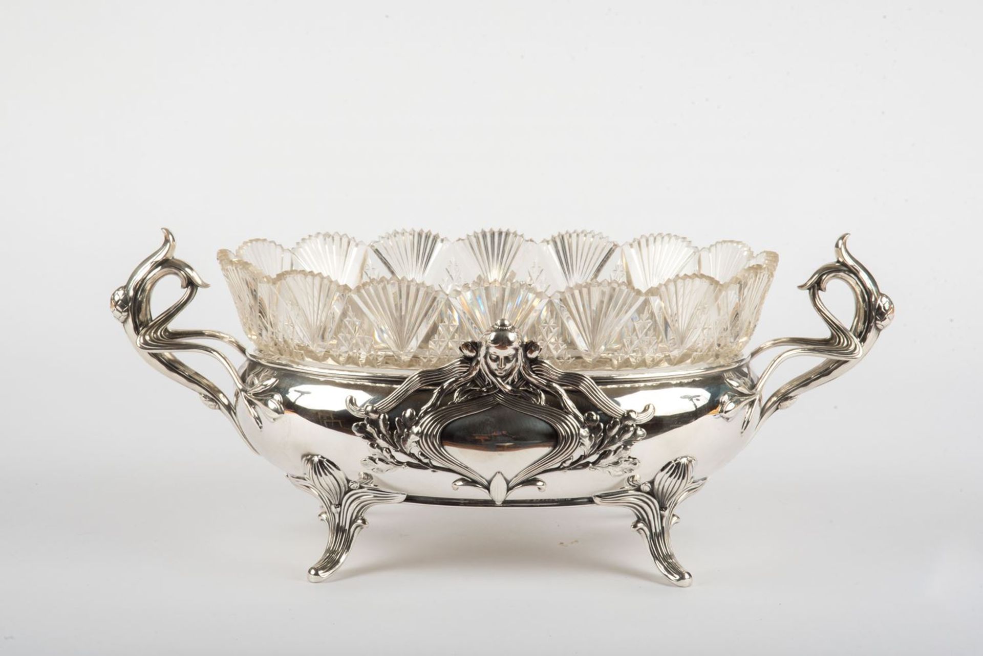 Jugendstil-Jardiniere Koch & Bergfeld um 1900800 er Silber. Auf vier floral reliefierten Füßen