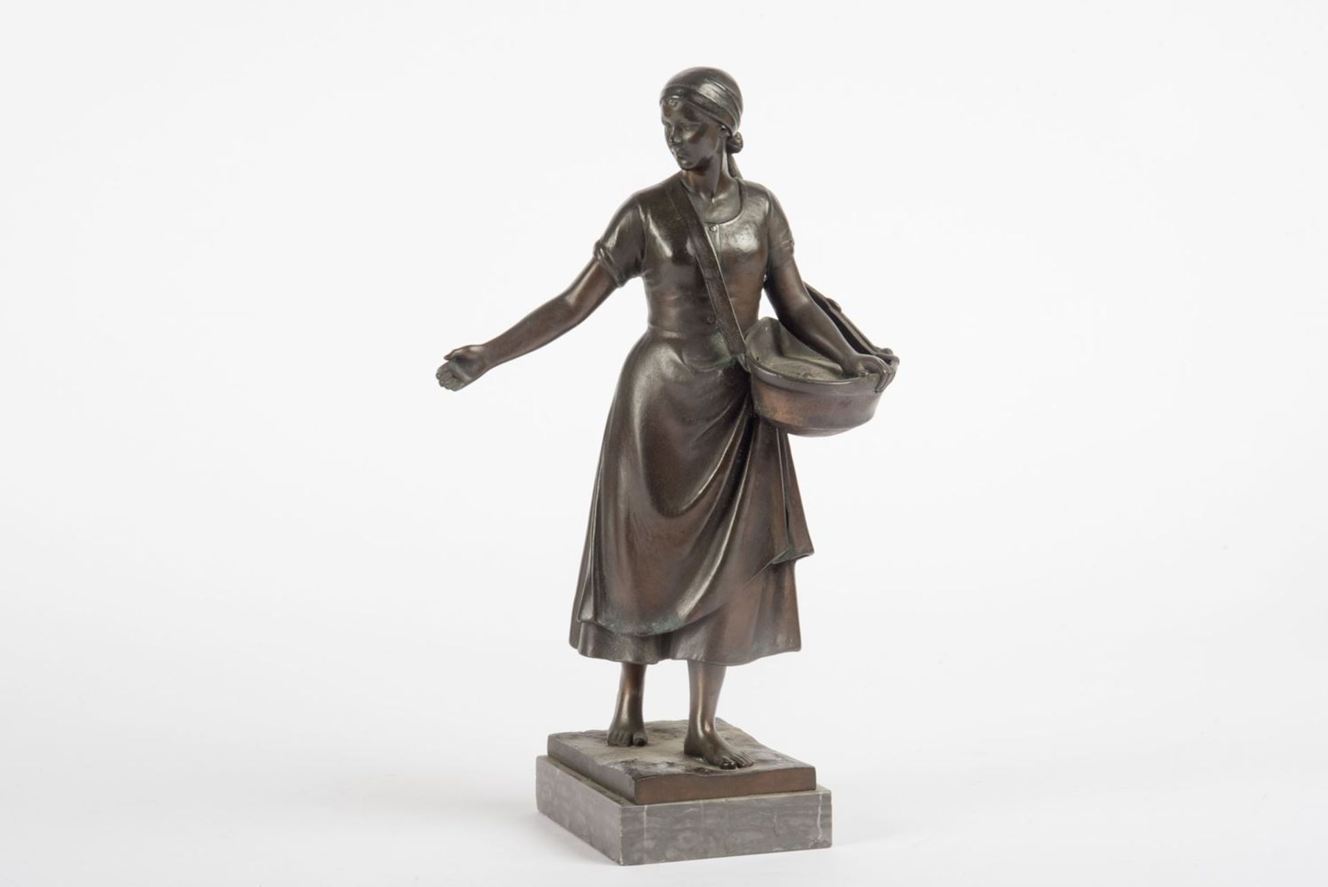 A. ReichelSäende Bäuerin. Bronze. Die junge Frau schreitend in einer Hand die Saatschale, mit der