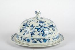 Speiseglocke mit Teller, Meissen ZwiebelmusterUnterglasur blau bemalt. Platte Durchm.: 32,5 cm,