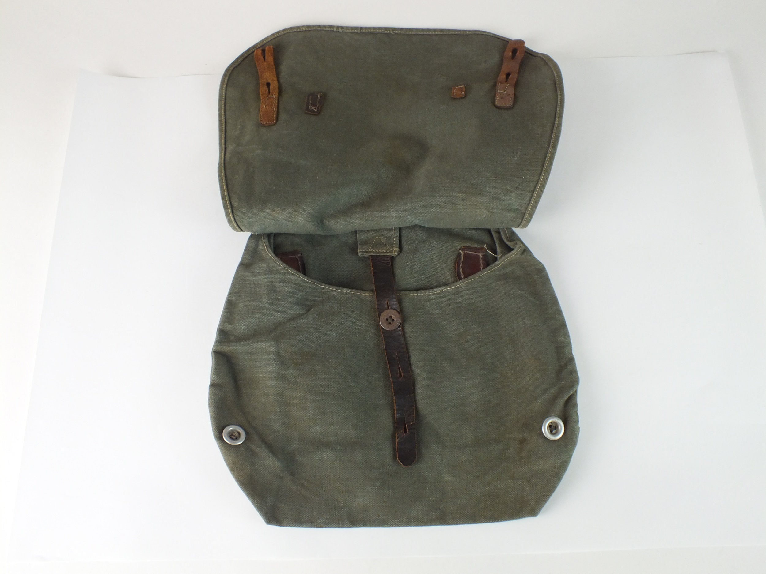 A German Wehrmacht WW2 Army bread bag, tan canvas with brown leather straps - Image 2 of 3