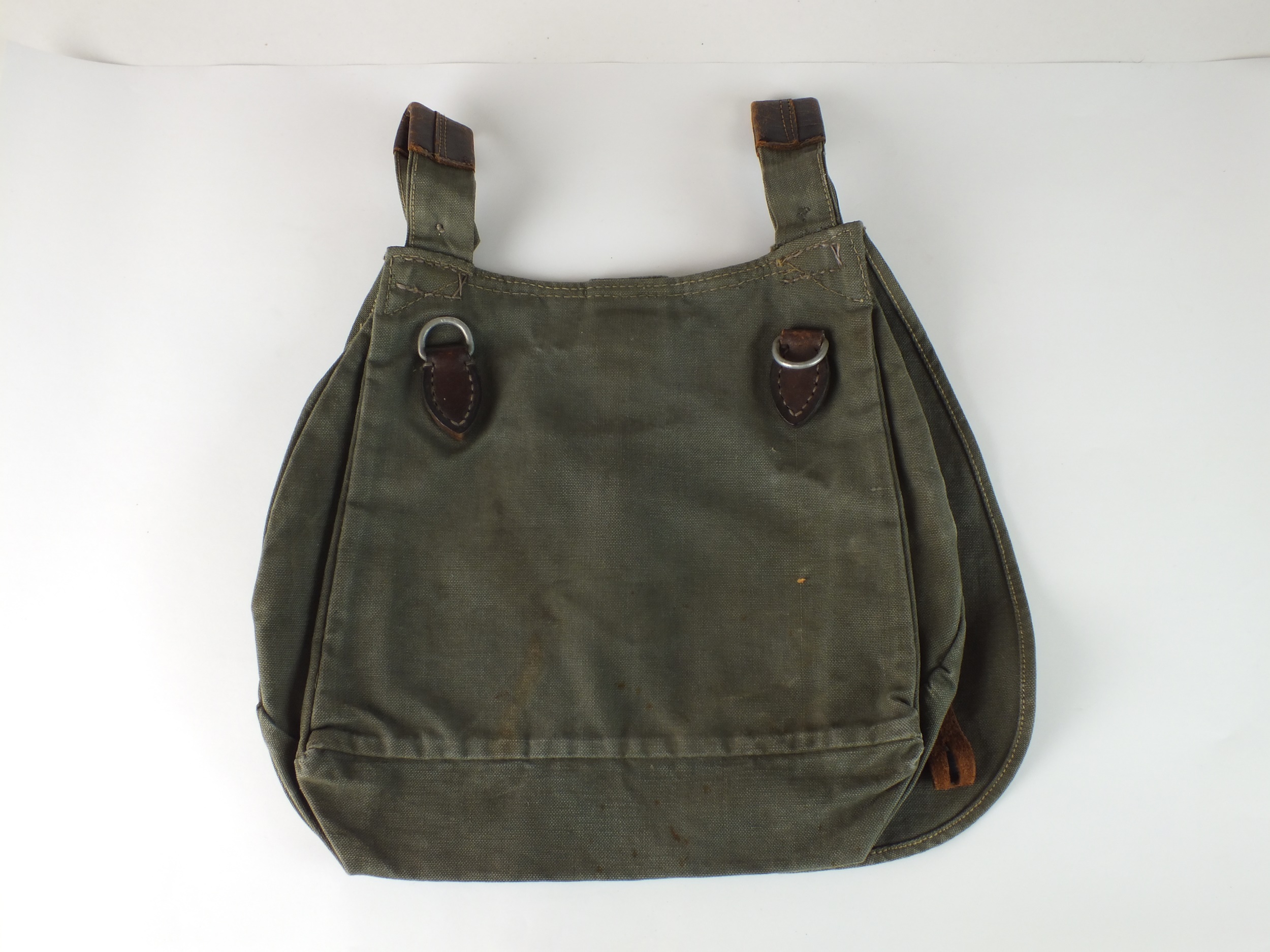 A German Wehrmacht WW2 Army bread bag, tan canvas with brown leather straps - Image 3 of 3