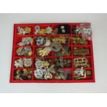 A tray containing a large quantity of assorted militaria, badged and buttons etc (qty)