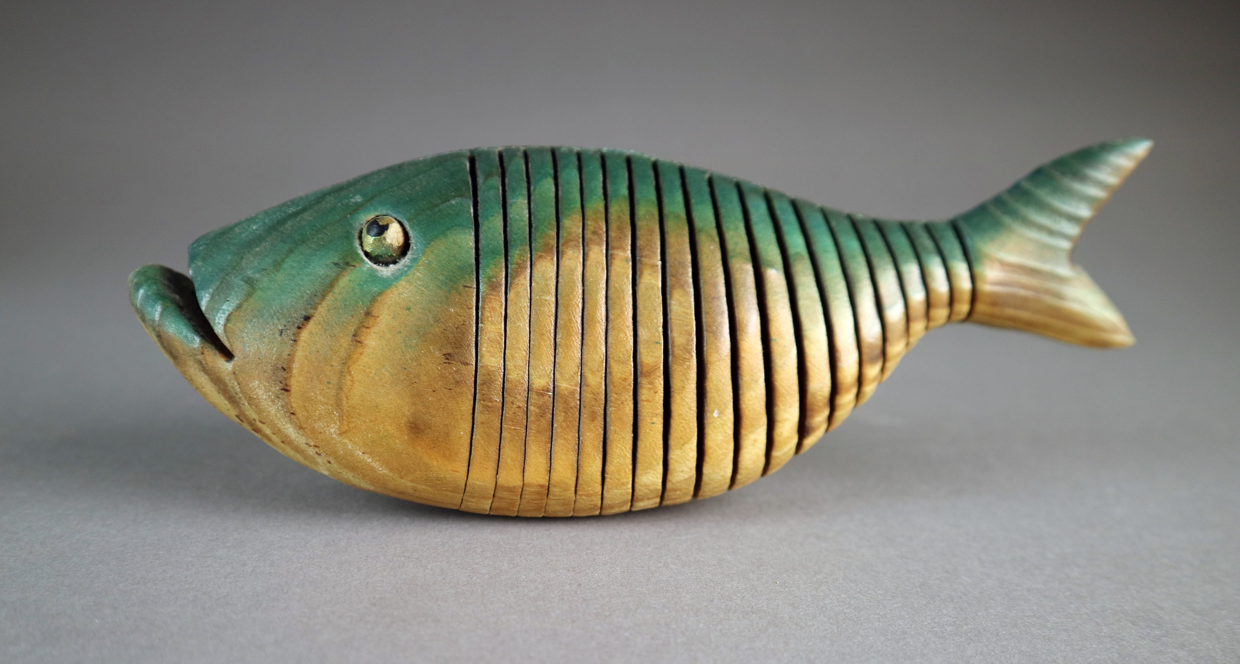 Jeff Soan (British 20th Century) Articulated Fish, wooden sculpture, measurements 9 x 24 x 7 cm