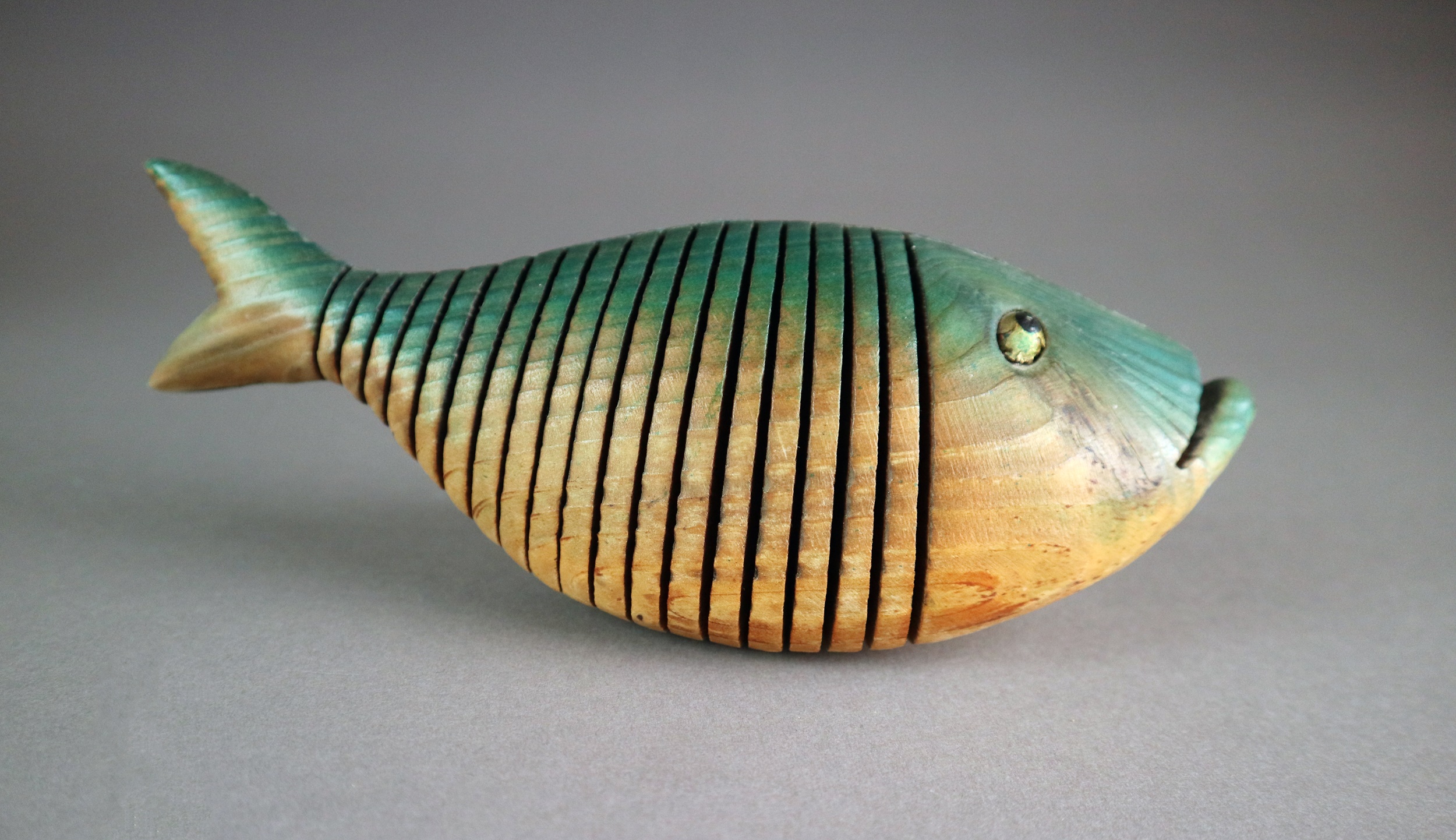 Jeff Soan (British 20th Century) Articulated Fish, wooden sculpture, measurements 9 x 24 x 7 cm - Image 3 of 3