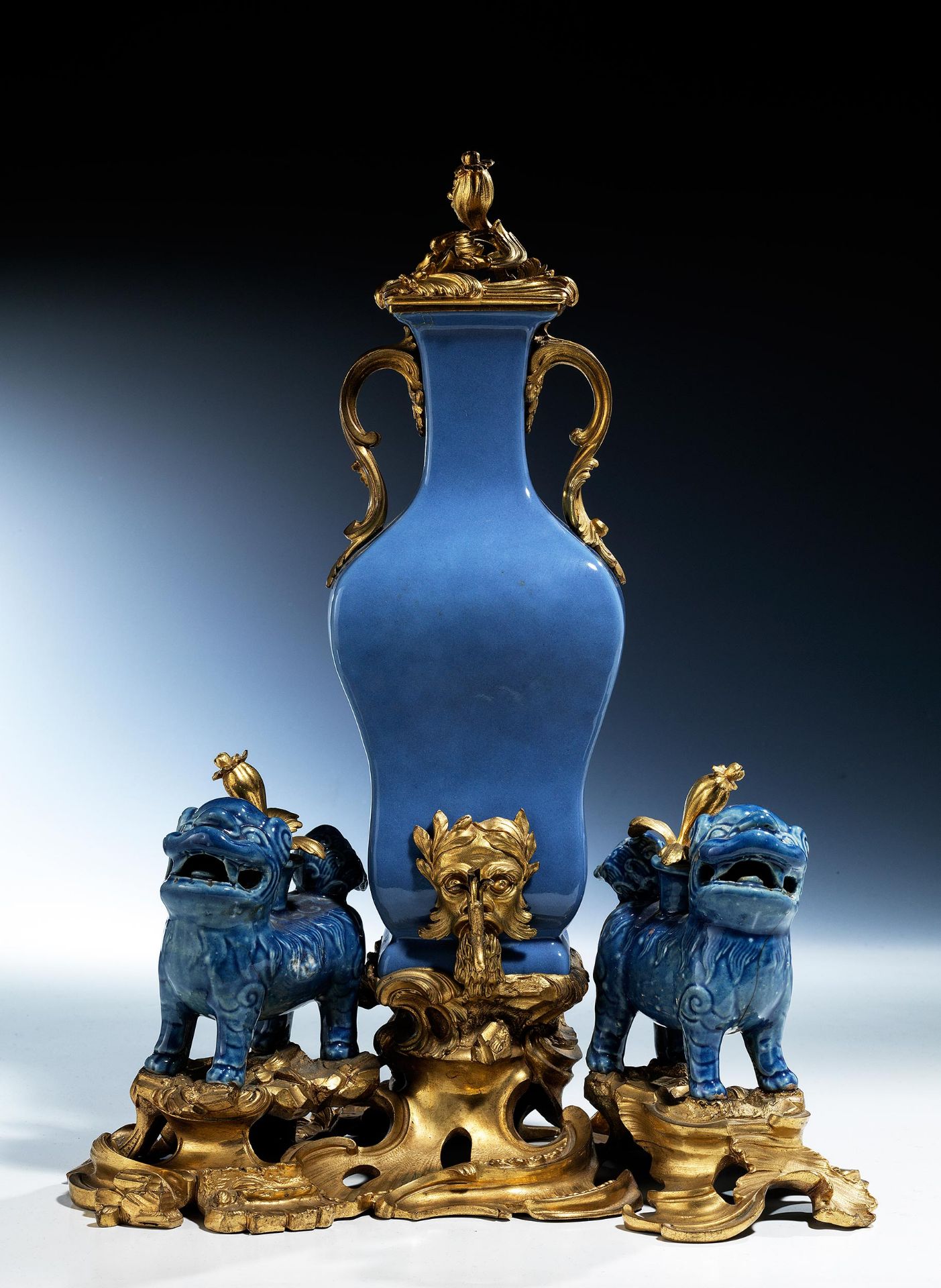 Tischbrunnen für Parfum, in chinesischem Porzellan mit Blauglasur der Qianlong-Periode, 1736 –