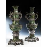 Paar russische Vasen des 19. Jahrhunderts geschnitzt in grünem Ural-Jaspis und verziert mit