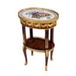 Louis XVI-Tischchen mit fein staffierter Porzellanplatte