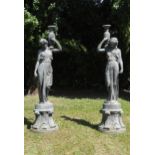 Paar große Frauenfiguren mit Amphoren