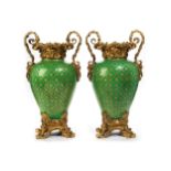 Paar imposante Porzellanziervasen mit vergoldeter Bronzemontierung