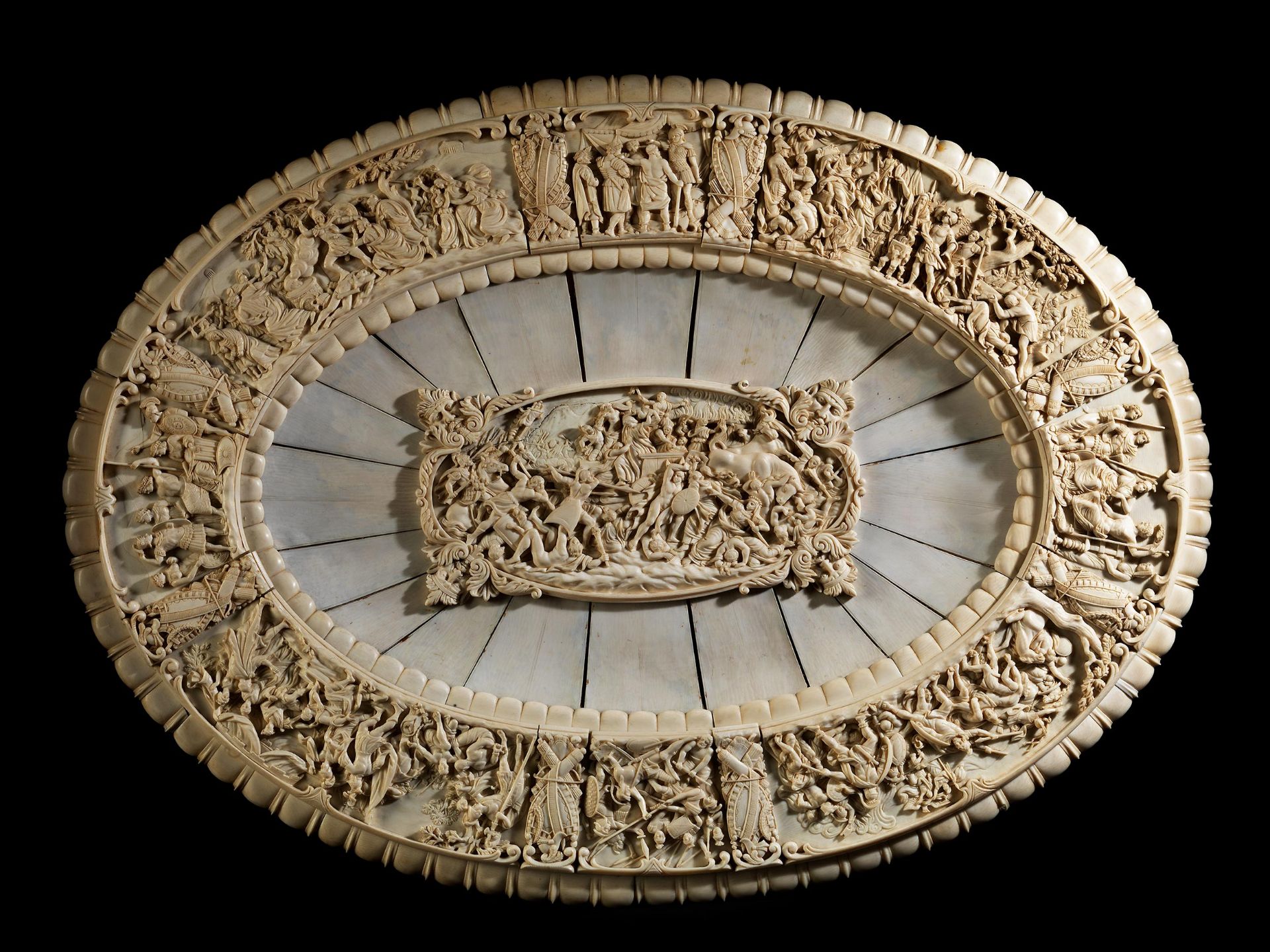 Elfenbeinprunkplatte mit Szenen aus der römischen Antike