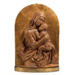 Terrakotta-Hochrelief mit Darstellung der Maria mit dem Kind