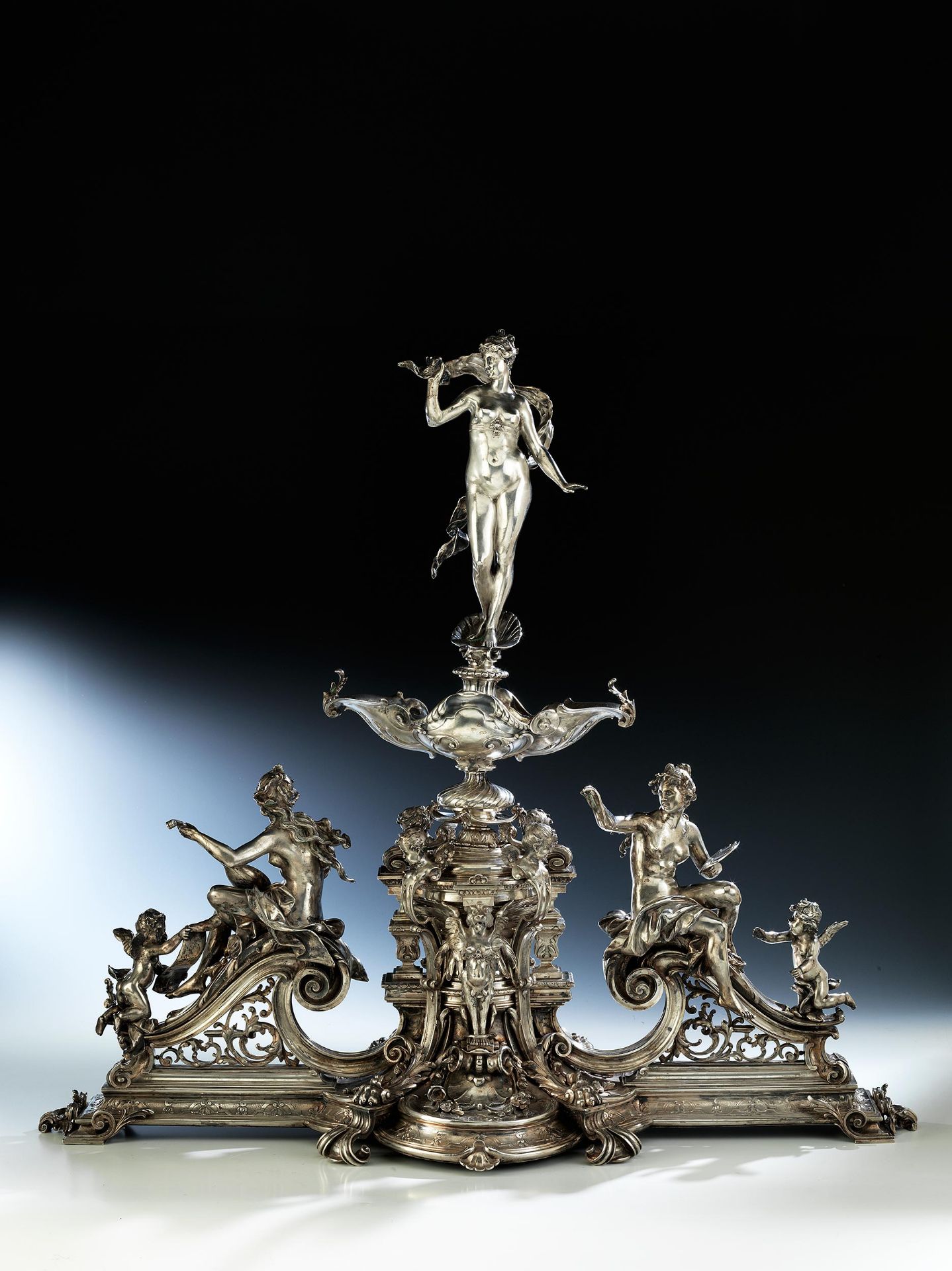 Großer prächtiger, figürlich gestalteter Wiener Tafelaufsatz in Silber