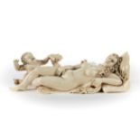 Elfenbeinschnitzfigur einer schlafenden Venus mit Amorknäblein