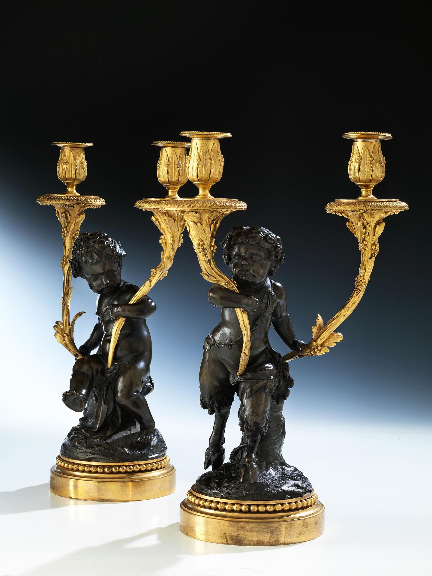 Paar Bronze-Tischkandelaber