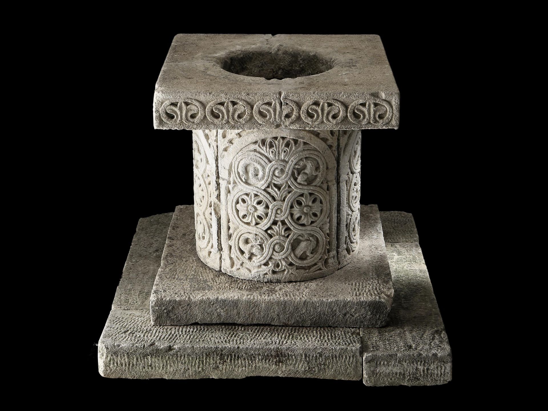Schöne Einfassung eines überdeckelten Brunnens (Puteal) aus Aurisina-Stein