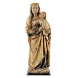 Grosse gotische Steinfigur einer Madonna mit Kind
