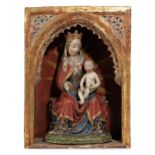 Gotische Schnitzfigur einer Madonna mit Kind im Schrein