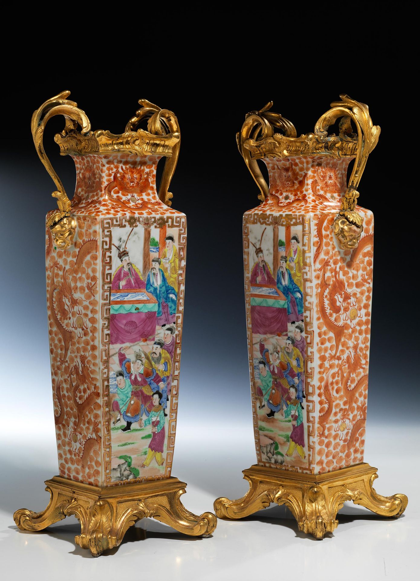 Paar montierte Vasen mit höfischen Szenen
