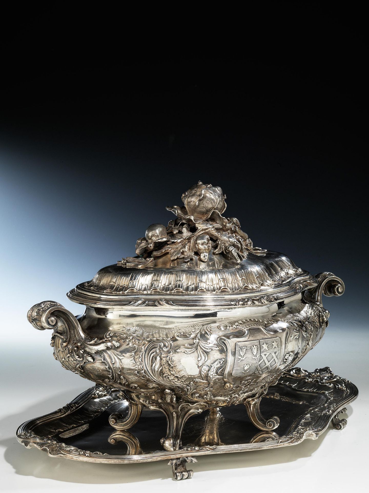 Louis XV-Silberterrine auf Présentoir